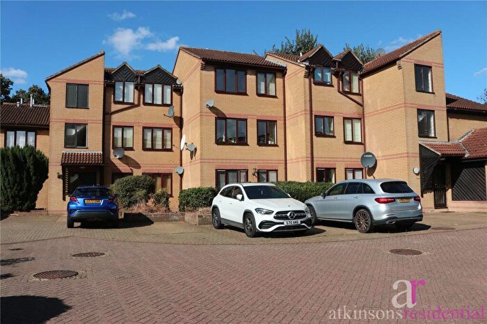 2 Bedroom Apartment For Sale In Cross Road, Waltham Cross, Hertfordshire, EN8