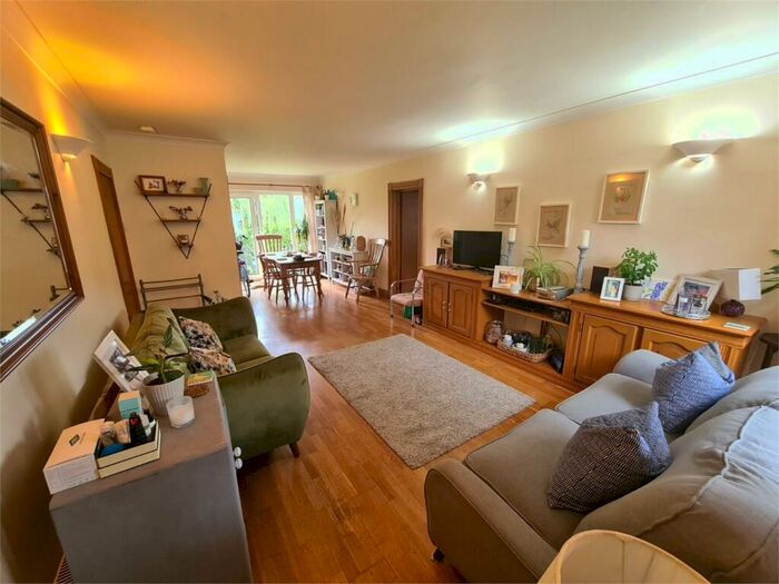 2 Bedroom Maisonette To Rent In Heath View, East Finchley, N2