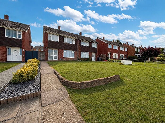 3 Bedroom Semi-Detached House For Sale In Wheatfield Road, Luton, LU4