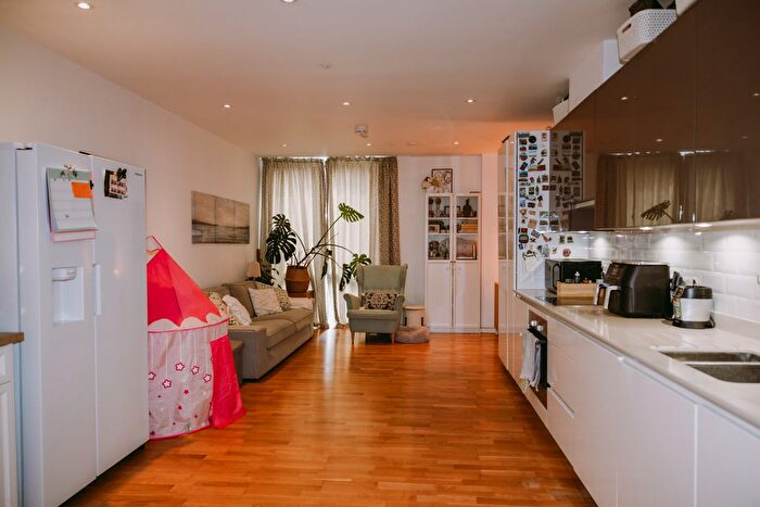 3 Bedroom Flat To Rent In Sunrise Close, London, E20