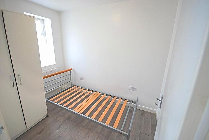 1 Bedroom Flat To Rent In Flat, Park Avenue, NW10