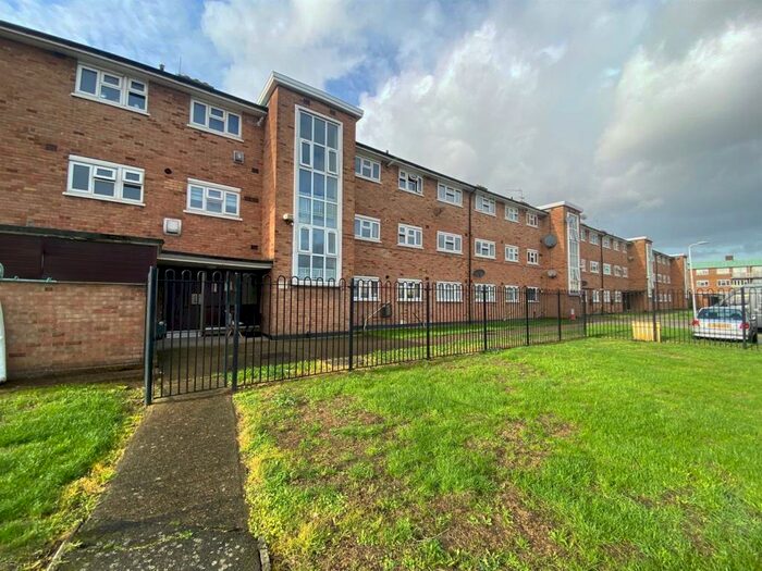2 Bedroom Flat To Rent In Gadsden Close, Upminster, RM14
