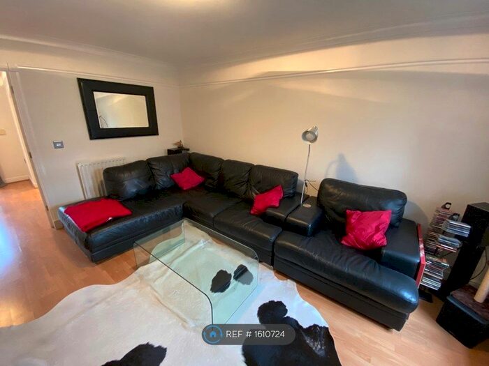 3 Bedroom Terraced House To Rent In Mansion Gate Drive, Leeds, LS7