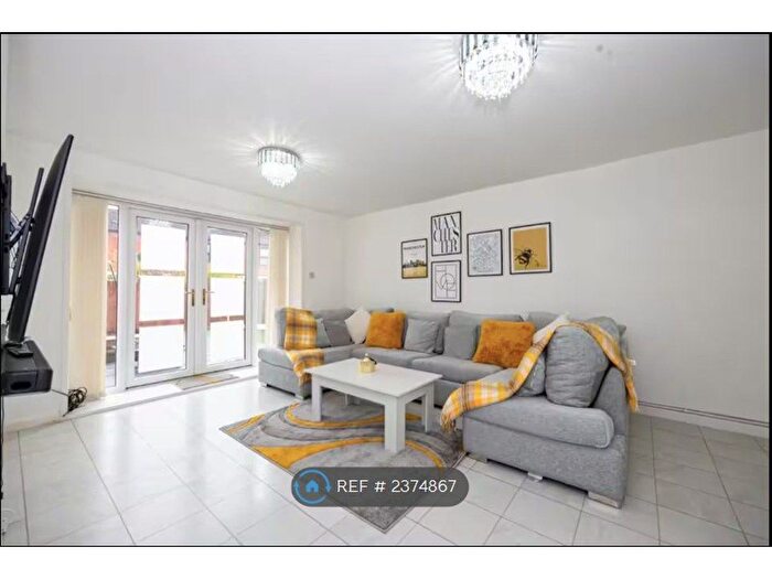 3 Bedroom Semi-Detached House To Rent In Parish View, Salford, M5