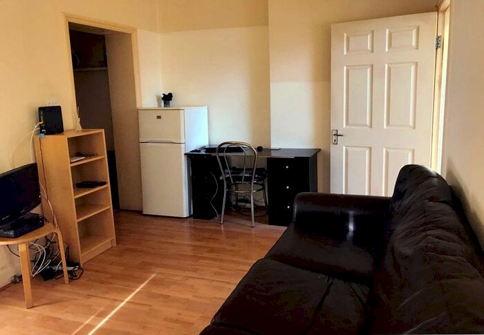1 Bedroom Flat To Rent In High Street, Acton, W3