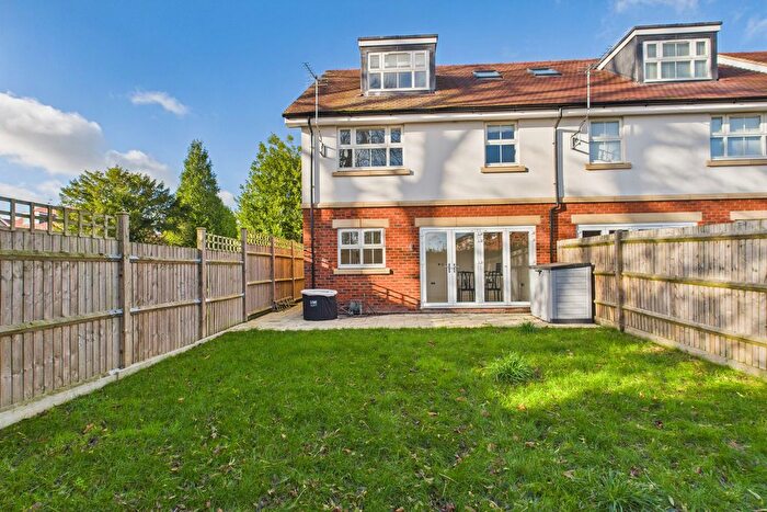 4 Bedroom Semi-detached House For Sale In Rosecroft Close, Bovingdon Hemel Hempstead, HP3