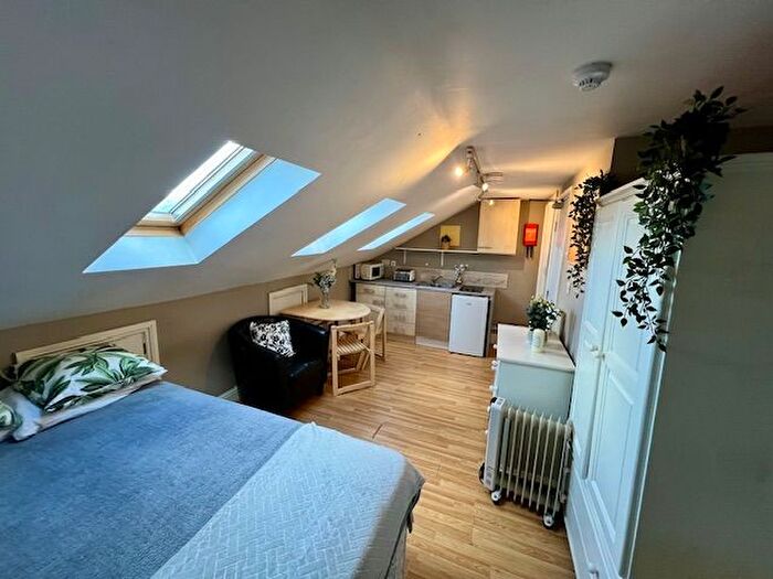 Studio To Rent In Very Near Lena Gardens Area, Hammersmith, W6