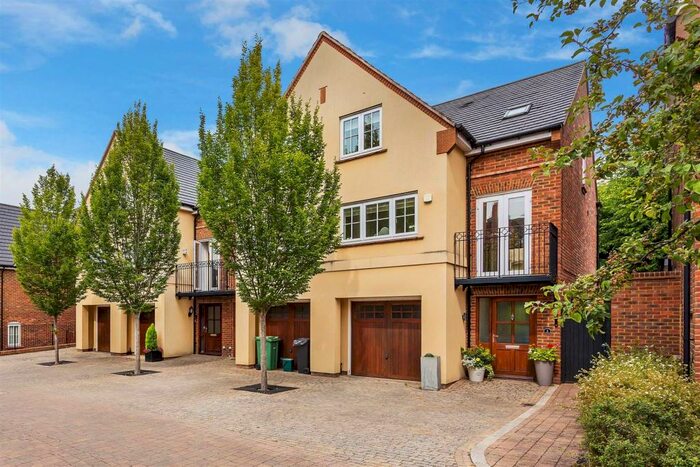 4 Bedroom Semi-Detached House For Sale In Ashtead/leatherhead, KT22