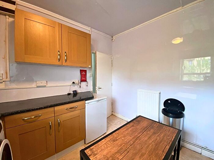 3 Bedroom Flat To Rent In Cromer Street, London, WC1H