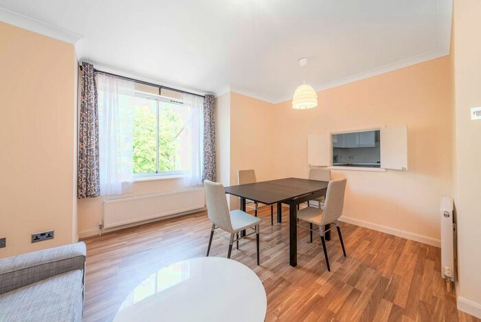 2 Bedroom Flat To Rent In Holden Avenue, Woodside Park, London, N12
