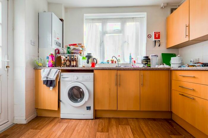 4 Bedroom Semi-Detached House To Rent In Lucraft Road, Brighton BN2