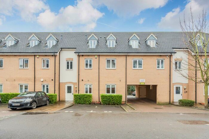 2 Bedroom Flat To Rent In Ingrebourne Avenue, Romford, RM3