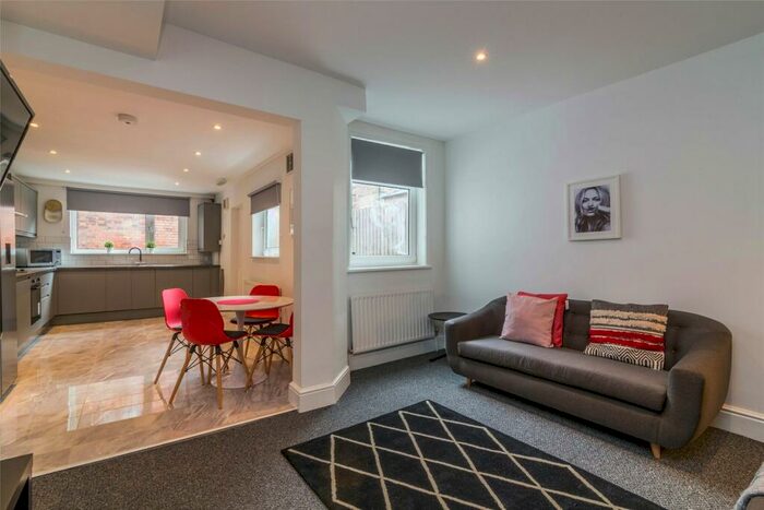 6 Bedroom Semi-Detached House To Rent In Cycle Road, NG7