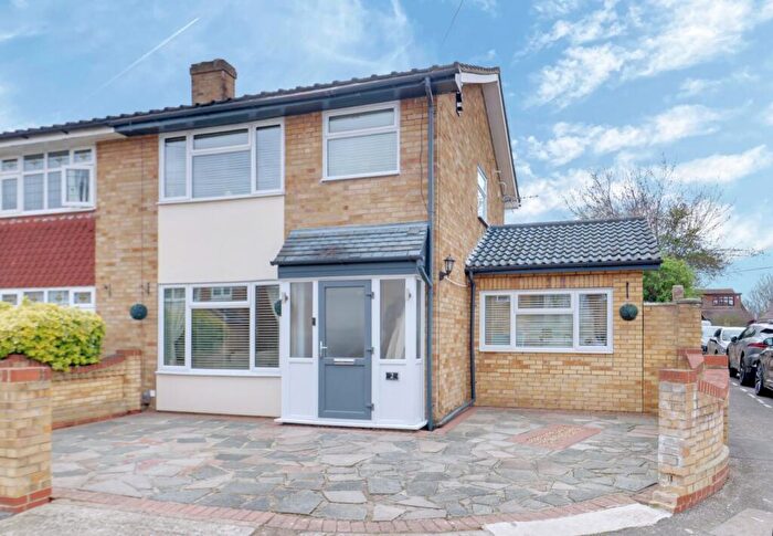 3 Bedroom Semi Detached House For Sale In Palmerston Road, Rainham, RM13