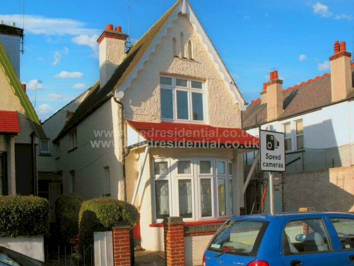 2 Bedroom Apartment To Rent In Southbourne Grove, Westcliff On Sea, SS0