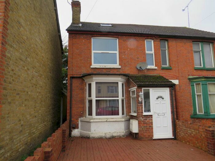 3 Bedroom Semidetached House For Sale In Kings Road, Slough SL1