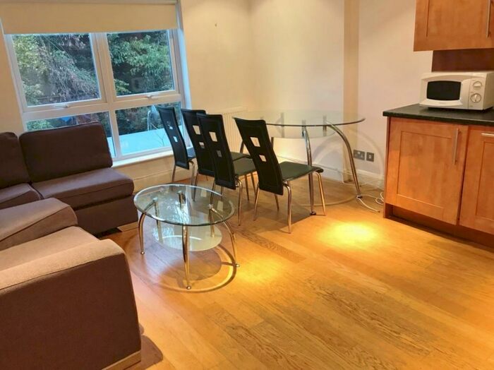 2 Bedroom Flat To Rent In Golders Green Crescent, Golders Green, NW11