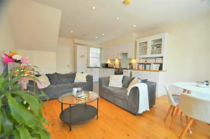 2 Bedroom Flat To Rent In The Broadway, Mill Hill, NW7