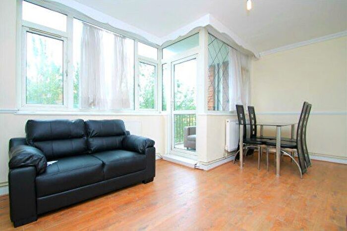 3 Bedroom Flat To Rent In Deeley Road, London, SW8
