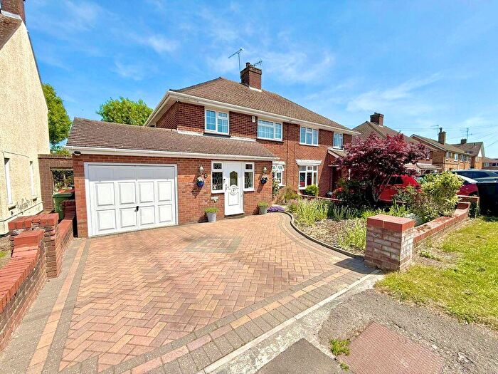 3 Bedroom Semi-Detached House For Sale In Drovers Way, Dunstable, LU6