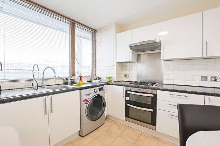 2 Bedroom Flat To Rent In Kemble House, Brixton, London, SW9