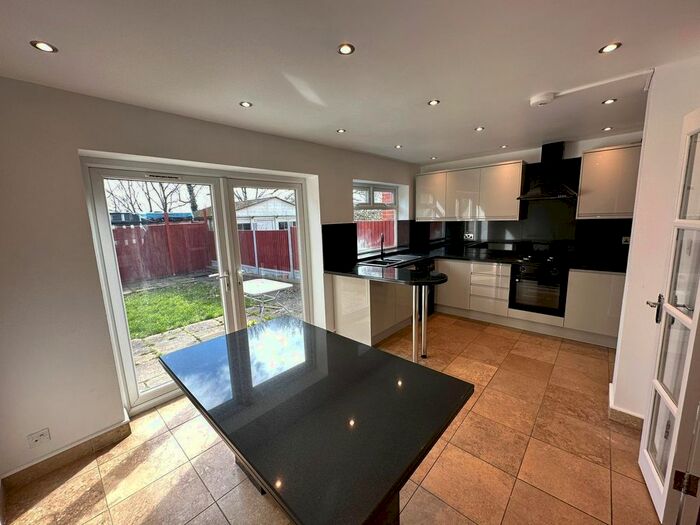 3 Bedroom Terraced House To Rent In Weirdale Avenue, London, N20