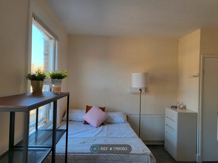 Studio To Rent In Fairbridge Road, London, N19