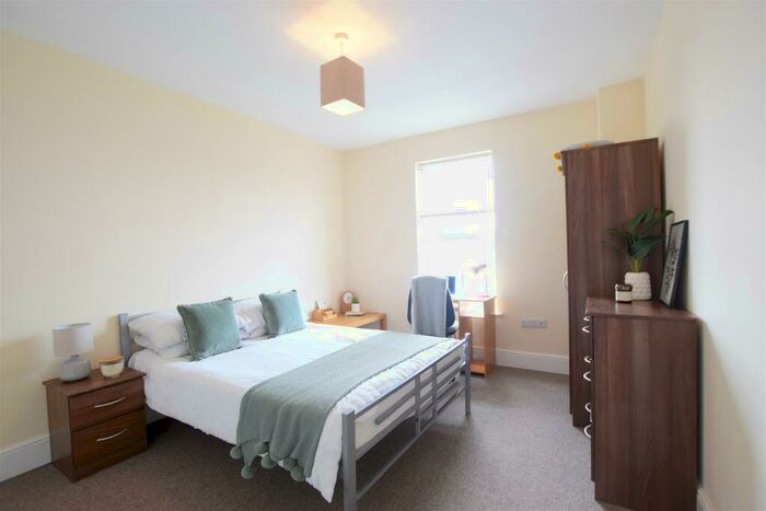 6 Bedroom End Of Terrace House To Rent In West Parade - Student House - /, LN1