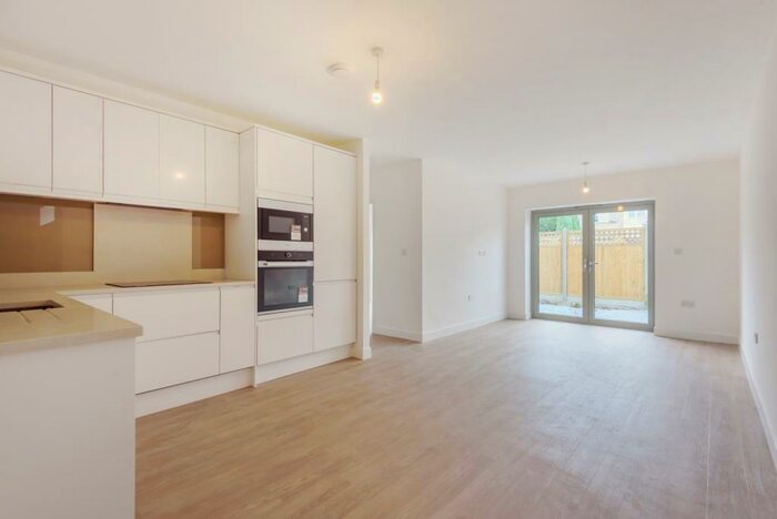 2 Bedroom Flat To Rent In Winders Close Beckenham, BR3