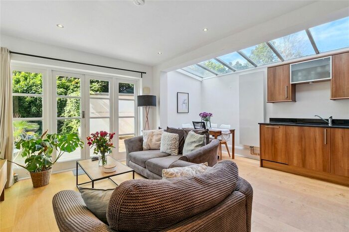 2 Bedroom Flat To Rent In Lavender Sweep, London, SW11