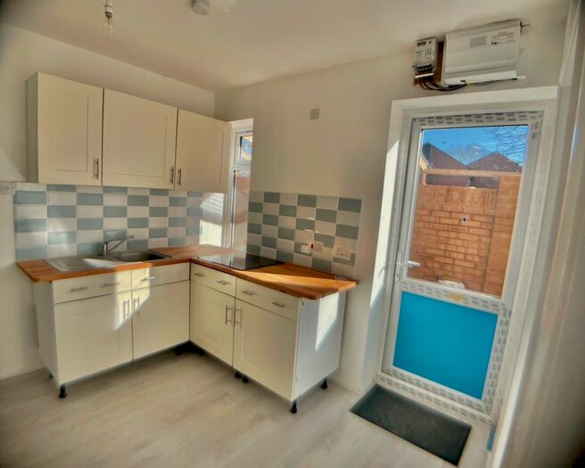 2 Bedroom Flat To Rent In Reddington Drive, Slough SL3
