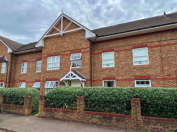 2 Bedroom Flat For Sale In Pemberton Road, East Molesey, Surrey, KT8