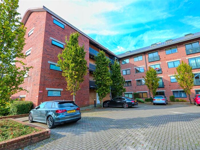 3 Bedroom Apartment To Rent In Camlough Walk, Markham Quay, S41
