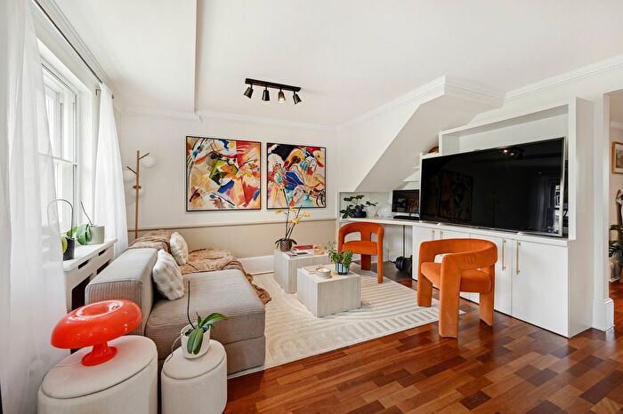 3 Bedroom Flat To Rent In Gloucester Street, Pimlico, SW1V