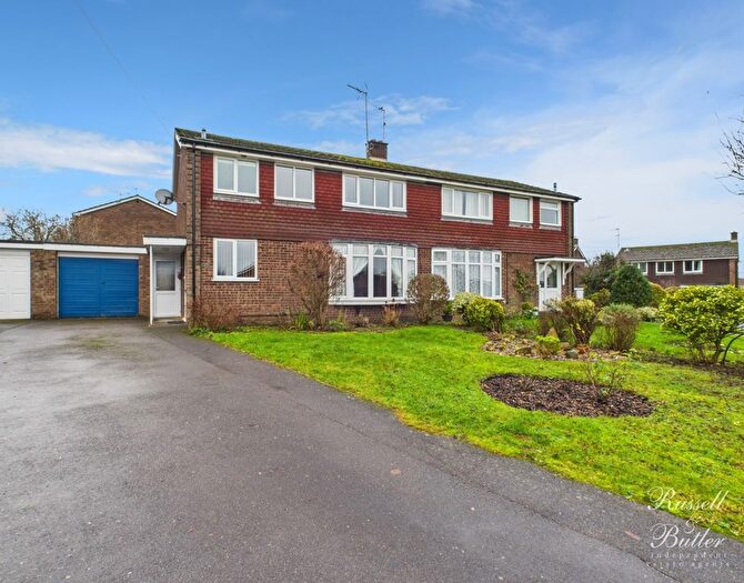 3 Bedroom Semi Detached House For Sale In Poplars Road, Buckingham, MK18