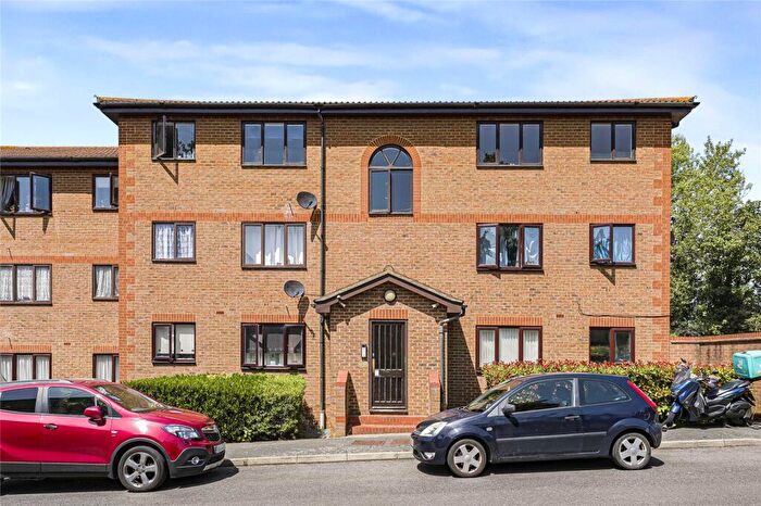 1 Bedroom Flat For Sale In Winston Close, Greenhithe, Kent, DA9