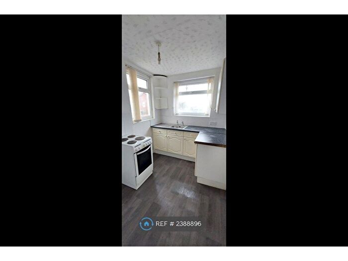2 Bedroom Flat To Rent In Cocker Hill, Stalybridge, SK15