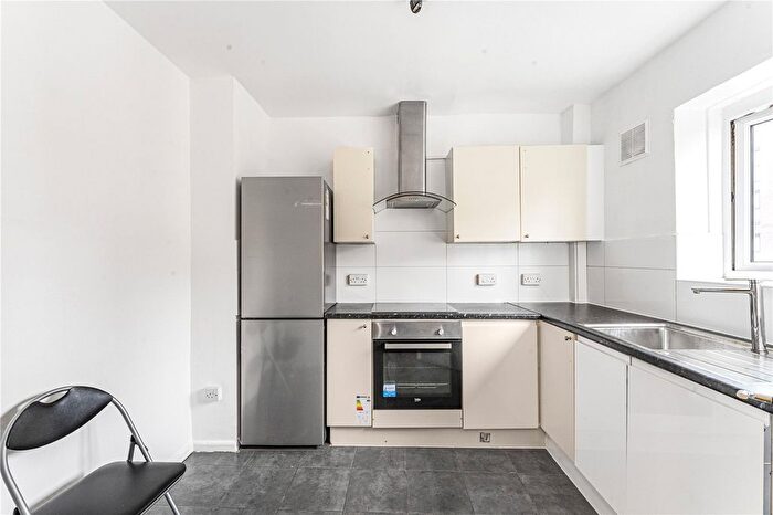 3 Bedroom Flat To Rent In Queensbridge Road, Haggerston, London, E2