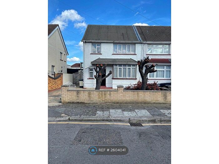 4 Bedroom Semi-Detached House To Rent In St. Johns Road, Ilford, IG2