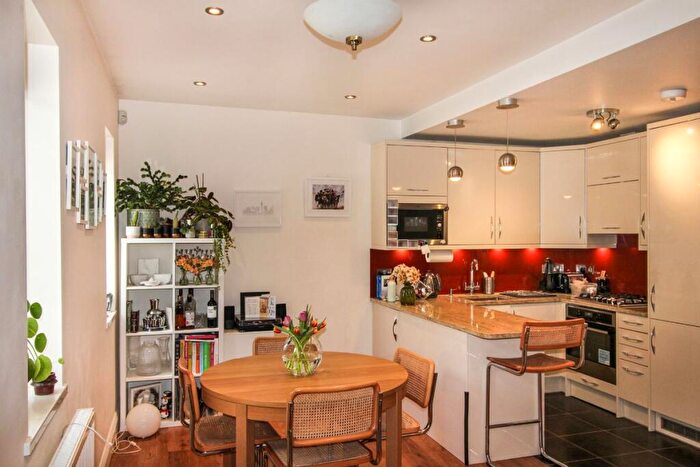 2 Bedroom Flat To Rent In Cranbourne Gardens, London, NW11