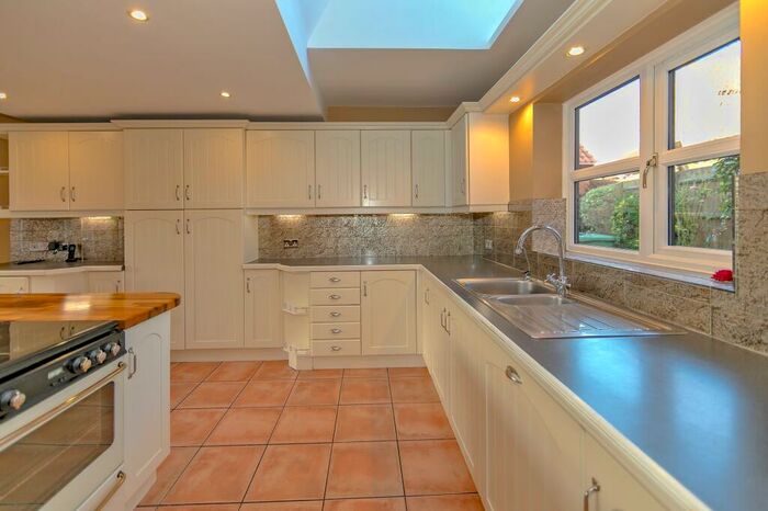 3 Bedroom Property To Rent In Redland Drive, Loughton, MK5