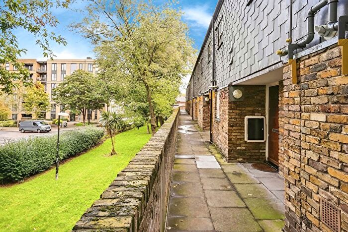 1 Bedroom Flat To Rent In Evesham Walk, Myatts Fields South, London, SW9