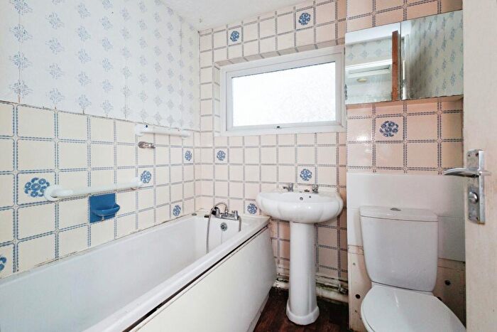2 Bedroom Flat For Sale In City Avenue, Denton, Manchester, Greater Manchester, M34