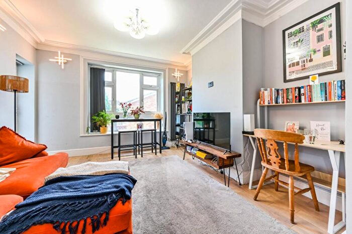 2 Bedroom Flat To Rent In Prout Road, Hackney, London, E5