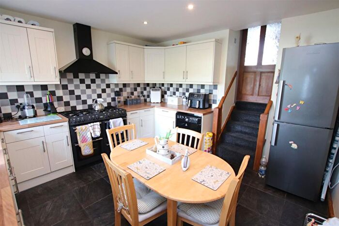 2 Bedroom Cottage For Sale In Brackendale, Thackley, Bradford, BD10