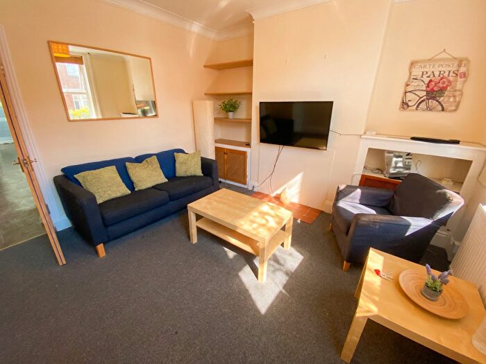 3 Bedroom House To Rent In Derby Street - Bed Ex Bills, Beeston, East Midlands, NG9