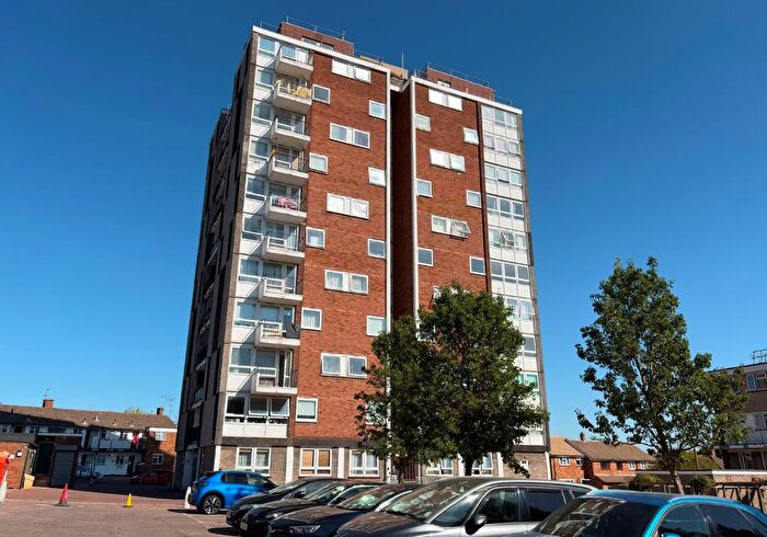 3 Bedroom Flat For Sale In Victor Court, Hornchurch, Essex, RM12