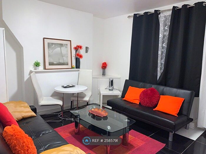 2 Bedroom Flat To Rent In Darlington House, London, SW8