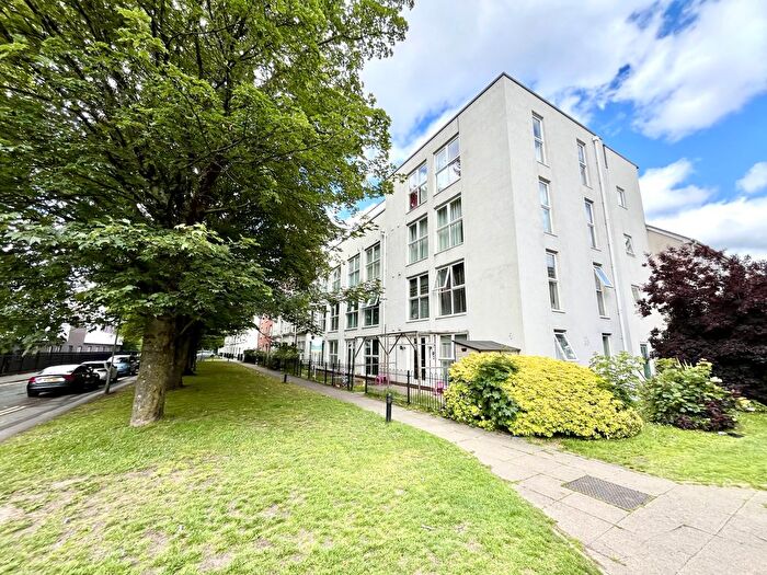 2 Bedroom Flat To Rent In Green View, Salford, M7