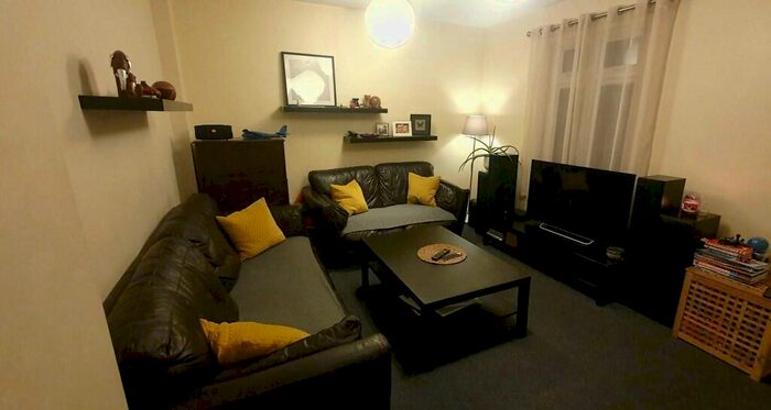 2 Bedroom Flat To Rent In Park Road, Chislehurst, Greater London, BR7